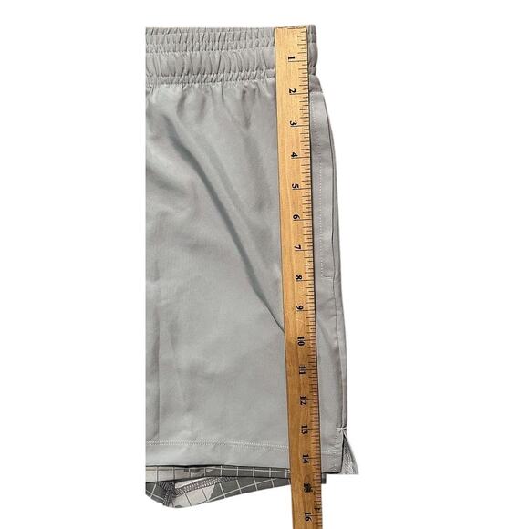 Under Armour 2 in 1 Loose Gray & Camo Running Training Shorts Youth XL - Picture 2 of 8